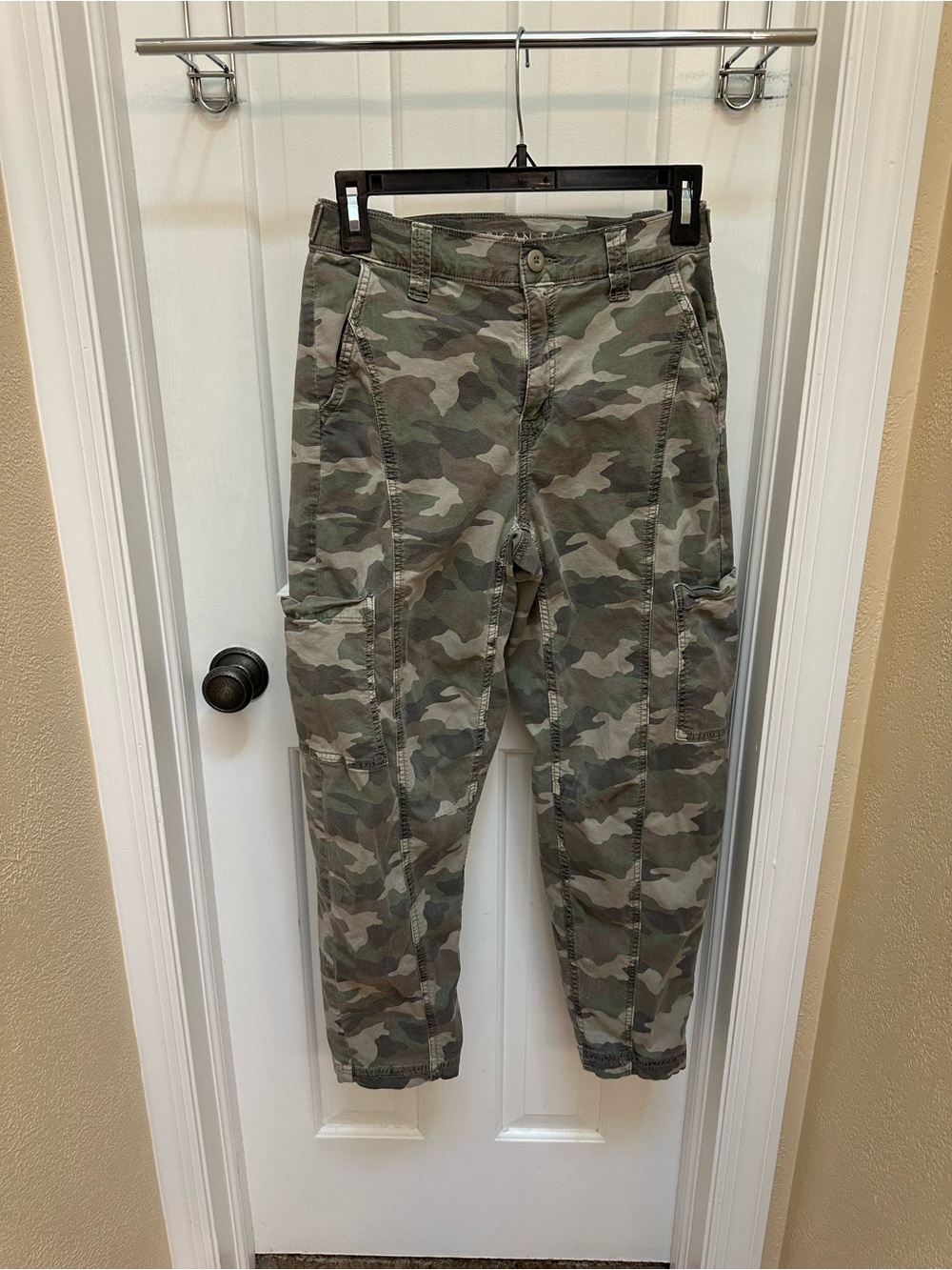 American Eagle Outfitters Green Camo Cargo Pants